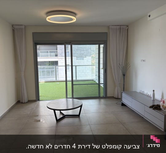 חדר ריק עם שולחן קטן ומרפסת
